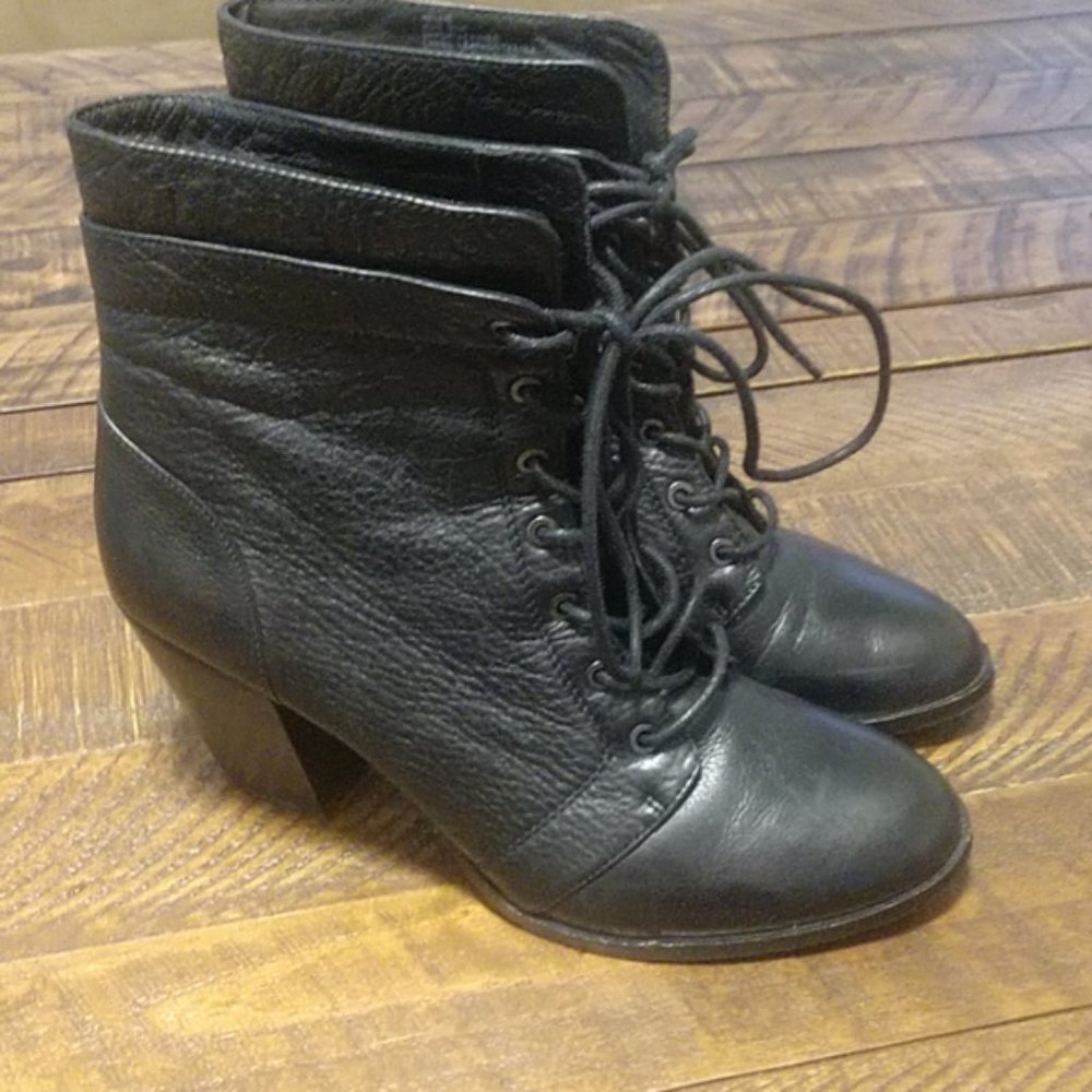 Kenneth Cole NY Lace up Ankle boots